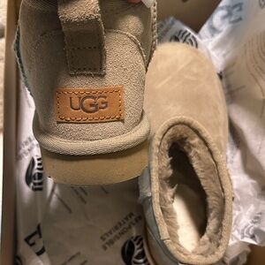 Tan / beige short Uggs women’s size 7